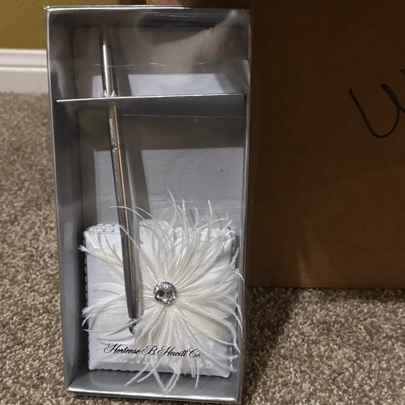 hortense b hewitt co Other - Elegant White Feather Pen Set - new